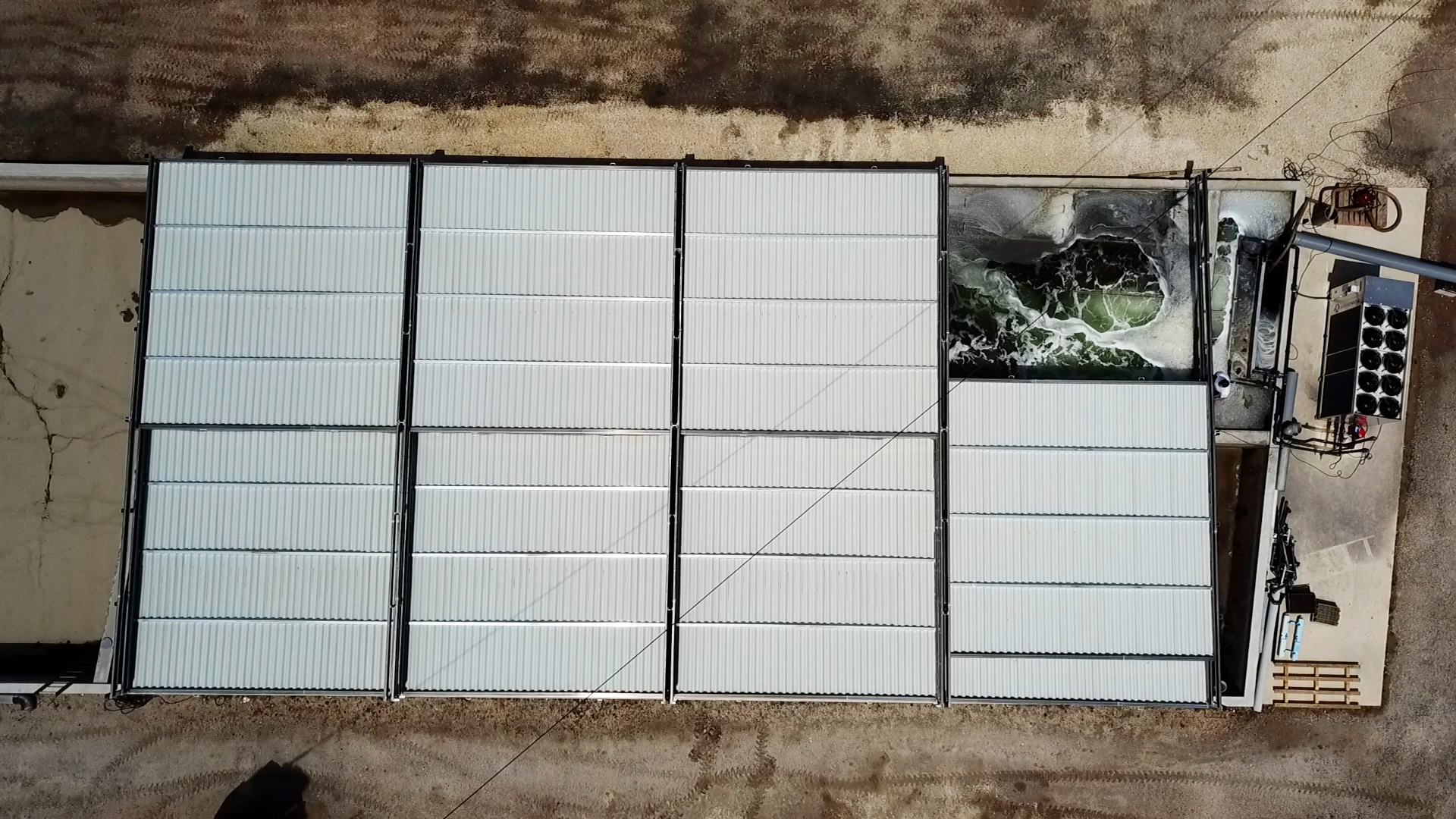 Couverture isolée pour bassin de stockage